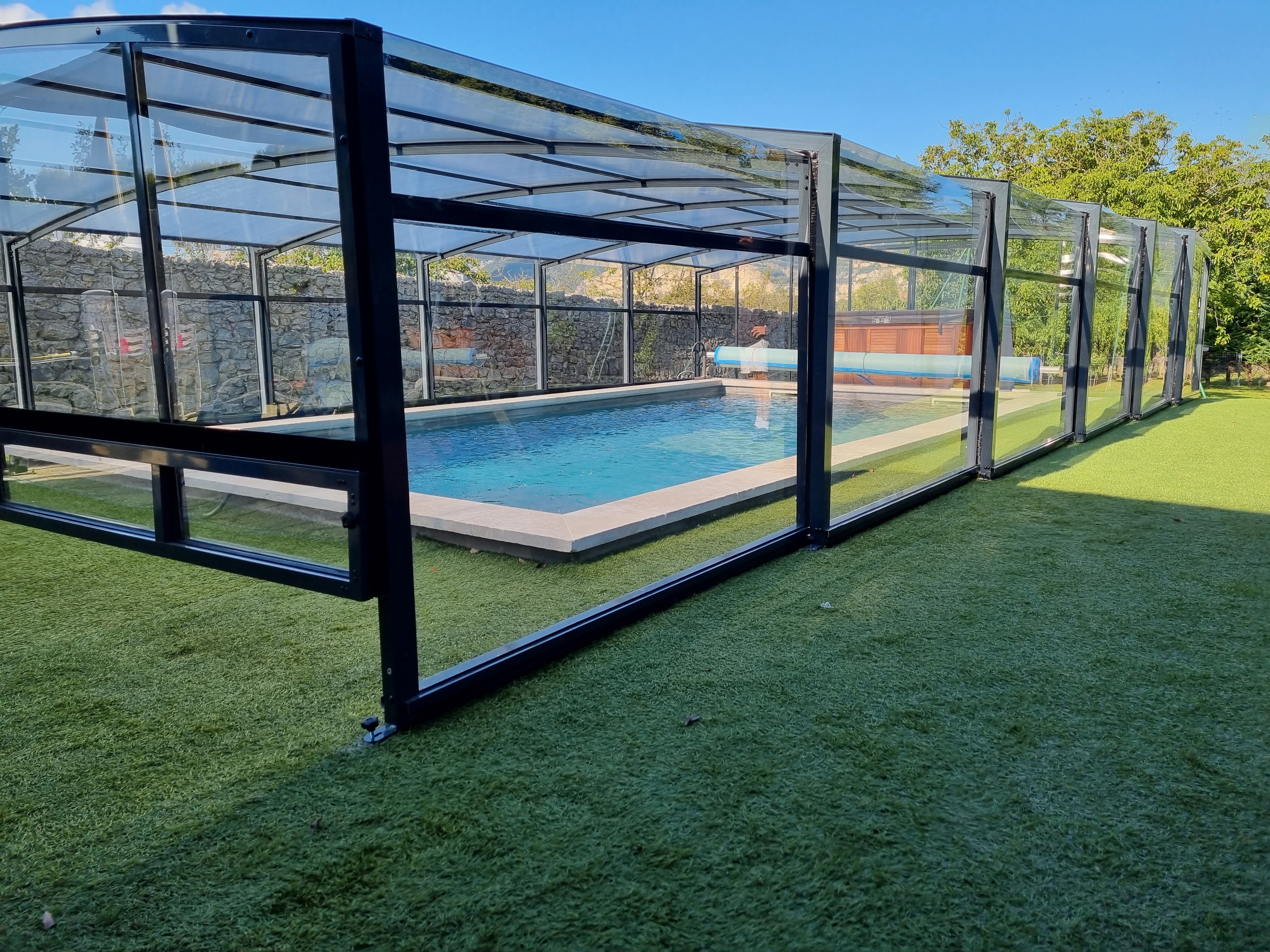 Abri haut habitable Caspienne piscine — fabrication sur mesure Gard Hérault